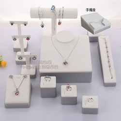 珠寶展示的藝術 漫誠黑色繡花項鏈盤，細節處彰顯專業魅力